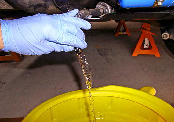 Способы слить бензин из бака иномарки